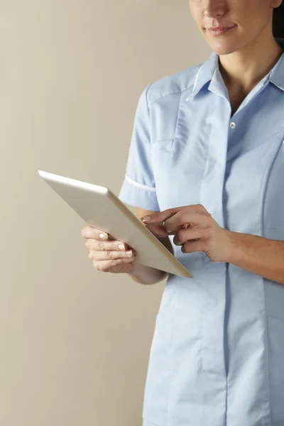 Infirmière britannique utilisant une tablette informatique — Photo