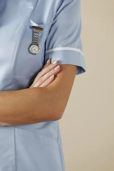 Enfermeira britânica de pé com os braços dobrados — Fotografia de Stock