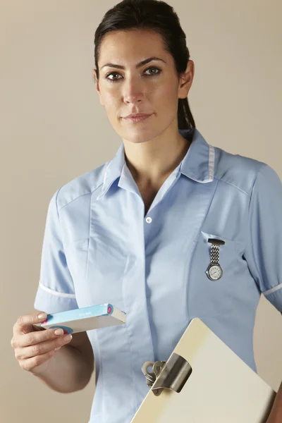 UK verpleegster houden voorschrift drug pack — Stockfoto