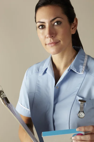 UK Krankenschwester hält verschreibungspflichtige Medikamentenpackung — Stockfoto
