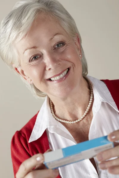 Donna anziana in possesso di prescrizione confezione di farmaci — Foto Stock