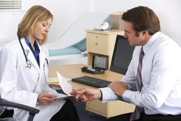 Amerykański lekarz mówi do pacjenta biznesmen — Zdjęcie stockowe