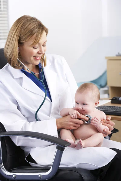 Médico americano examinando bebé — Foto de Stock