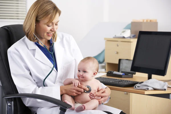 Американский врач осматривает ребенка — стоковое фото