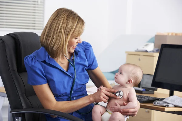 Regno Unito medico visita bambino — Foto Stock