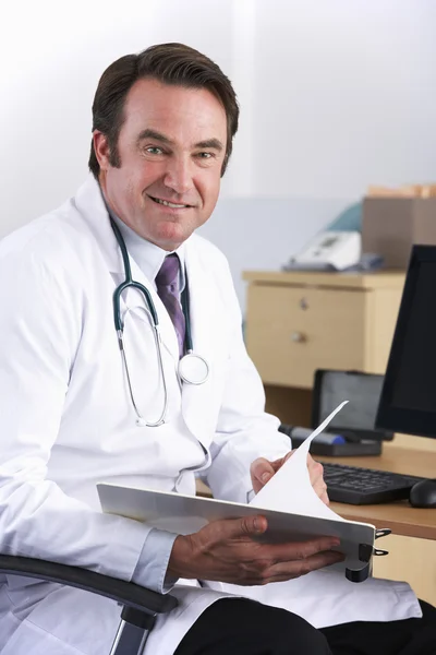 Portrét americký lékař sedí u stolu — Stock fotografie