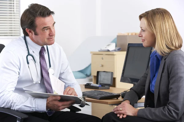 Amerikaanse dokter praten met zakenvrouw patiënt — Stockfoto