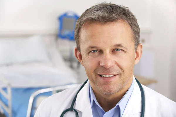 Portret amerykański lekarz na oddziale szpitala — Zdjęcie stockowe