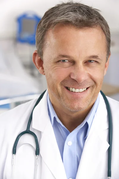 Портрет американского врача в больничном отделении — стоковое фото