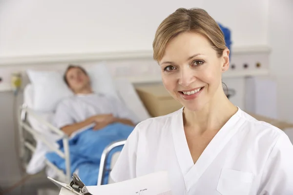 Portret american pielęgniarki na oddziale szpitala — Zdjęcie stockowe
