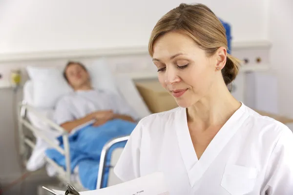 American verpleegkundige bezig met ziekenhuis ward — Stockfoto
