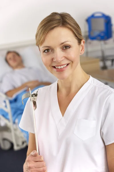 Enfermeira americana a trabalhar na enfermaria hospitalar — Fotografia de Stock