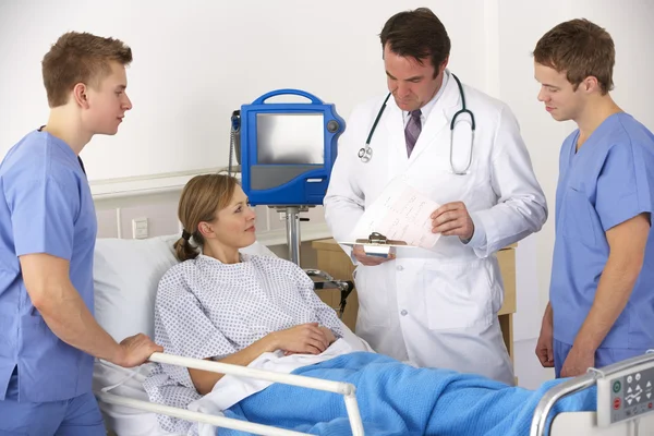 Amerikaanse medisch team door patiënt bed — Stockfoto