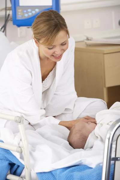 Mãe no hospital com bebê recém-nascido — Fotografia de Stock