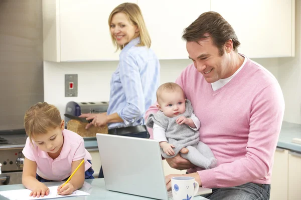 Familie drukke samen in de keuken — Stockfoto