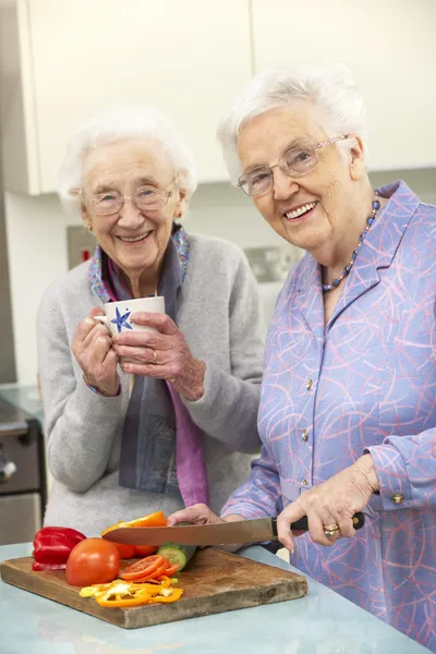 Seniorinnen bereiten gemeinsam Essen zu — Stockfoto
