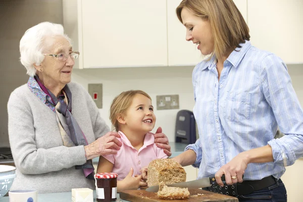 Többgenerációs családi konyhában étel — Stock Fotó
