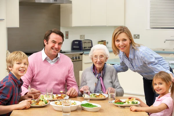 Famiglia multi-generazione che condivide pasto insieme — Foto Stock