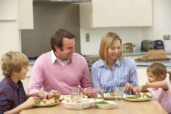 Família compartilhando refeição juntos em casa — Fotografia de Stock