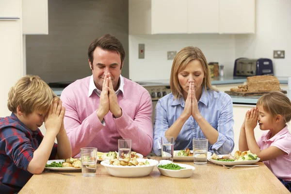 Семья читает молитву перед едой — стоковое фото