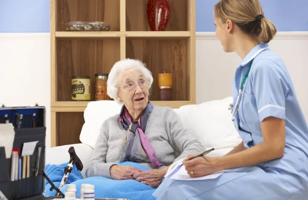 Британская медсестра, навещающая пожилую женщину — стоковое фото