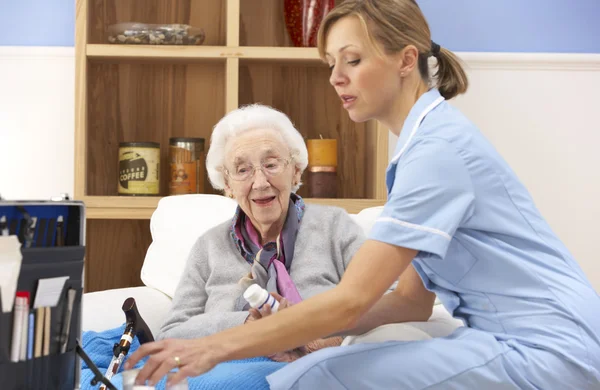 Enfermeira do Reino Unido visita mulher idosa em casa — Fotografia de Stock