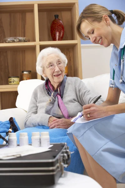 UK verpleegster bezoekende senior vrouw thuis — Stockfoto