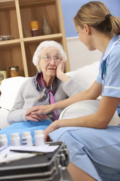 Wielkiej Brytanii pielęgniarka wizyty starszych kobiety w domu — Zdjęcie stockowe