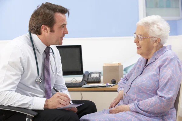 İngiltere gp kadın kıdemli hastayla konuşuyor — Stok fotoğraf