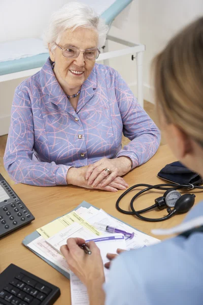 Senior vrouw patiënt met Britse verpleegster — Stockfoto