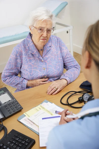 Senior vrouw patiënt met Britse verpleegster — Stockfoto