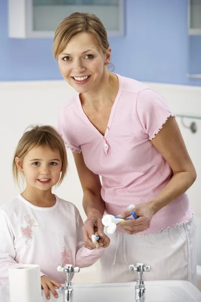 Mãe e filha de limpeza de dentes no banheiro — Fotografia de Stock