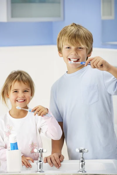 Pojke och flicka rengöring tänder i badrum — Stockfoto