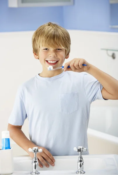 Menino de limpeza de dentes no banheiro — Fotografia de Stock