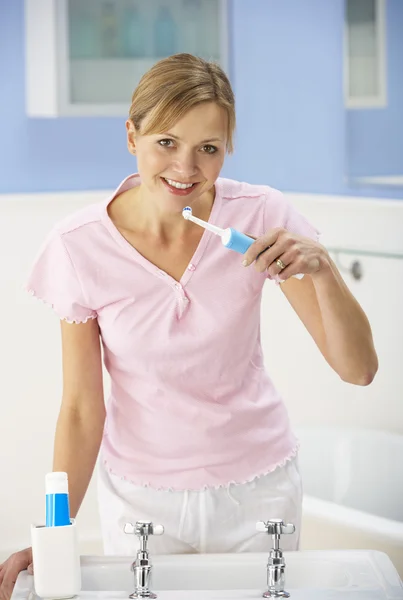 Γυναίκα καθαρισμό των δοντιών στο μπάνιο — Φωτογραφία Αρχείου