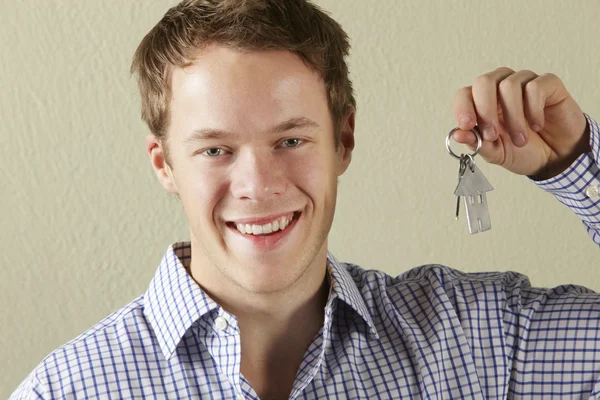 Studio girato di giovane uomo in possesso di chiavi per la prima casa — Foto Stock