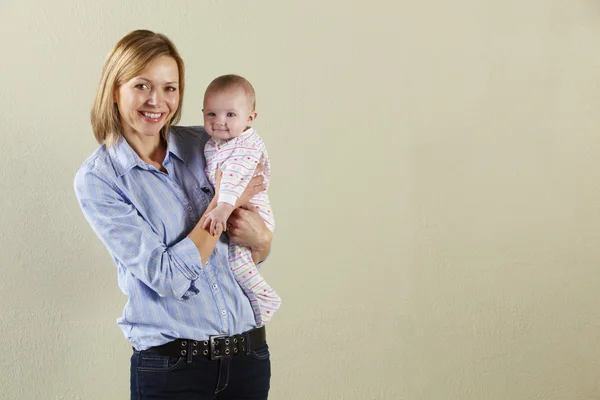 Studio schot van gelukkige moeder en baby — Stockfoto