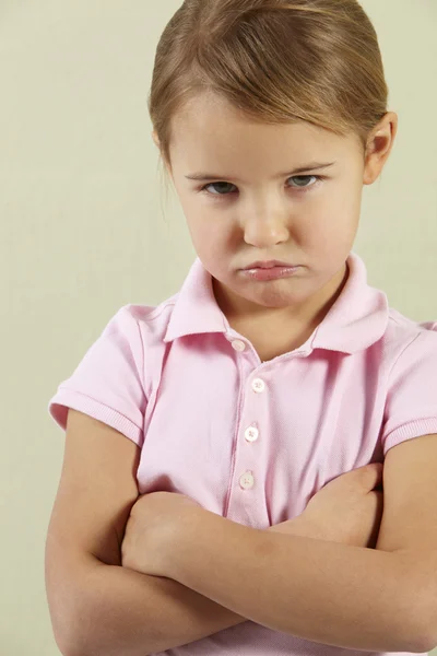 Студийный снимок сердитой молодой девушки — стоковое фото