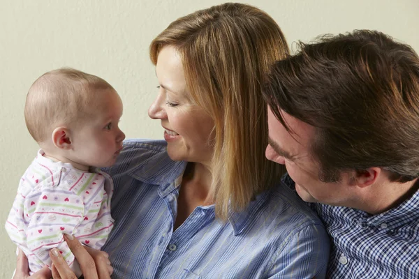Studio skott av lycklig familj med baby — Stockfoto