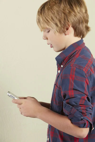 Studio shot van jonge jongen houden van tablet pc — Stockfoto