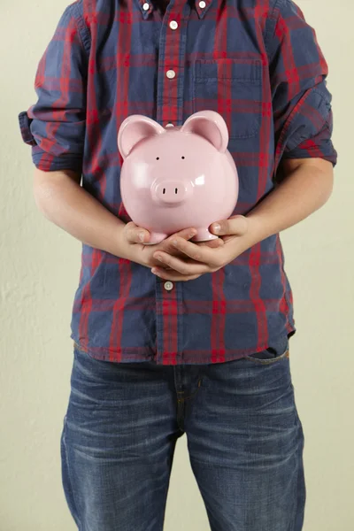 Vágott Studio lövés a fiatal fiú gazdaság rózsaszín malacka Bank — Stock Fotó