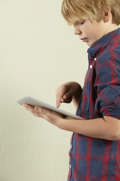 Studio záběr mladík drží tabletový počítač — Stock fotografie
