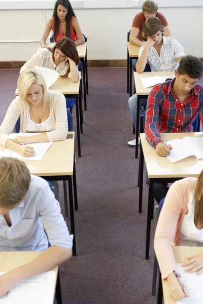 Uczniowie siedzący egzamin — Zdjęcie stockowe