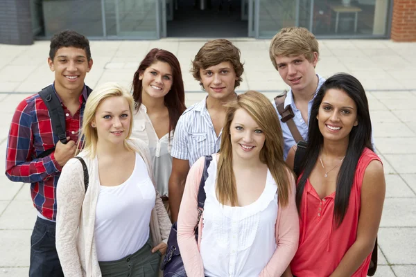 Studenter utanför college — Stockfoto