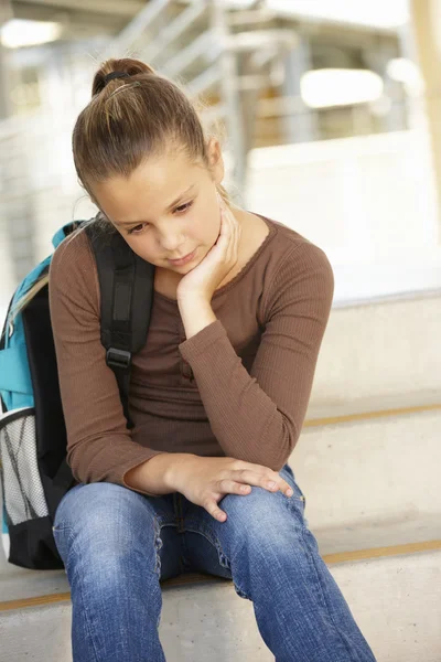 Ongelukkig pre tiener meisje in school — Stockfoto