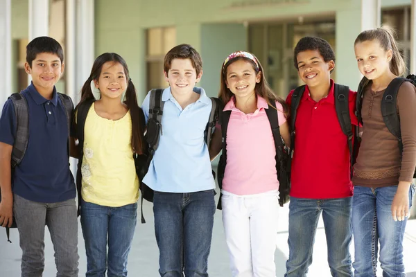 Pre-tiener kinderen op school — Stockfoto