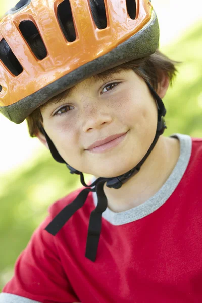 Chłopiec noszenie kasku na rowerze — Zdjęcie stockowe