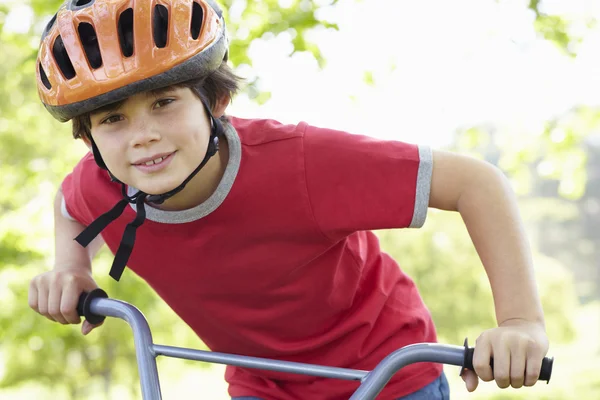 男孩骑自行车 — 图库照片