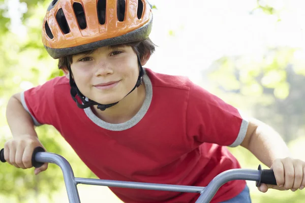 Αγόρι ποδήλατο ιππασίας — Φωτογραφία Αρχείου