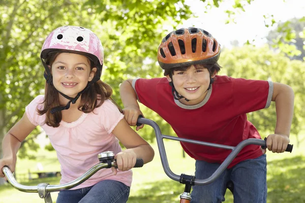 Мальчик и девочка на велосипедах — стоковое фото